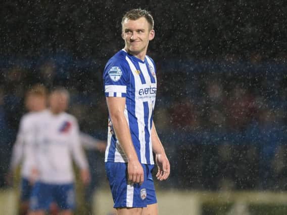 Former Coleraine midfielder Martin Smith has signed for Swindon Town.