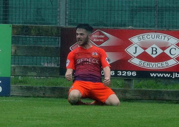 Glenavon's 
Stephen Donnelly grabbed a late equaliser to draw with Dungannon Swifts