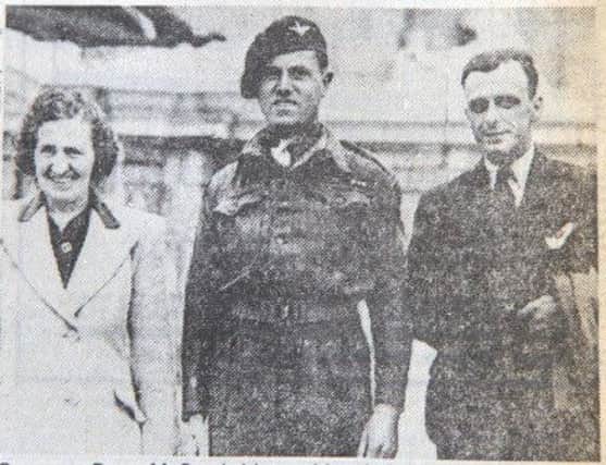 Sergeant Peter McCambridge, 7th Parachute Battalion, 6th Airborne Division, with relatives outside Buckingham Palace.