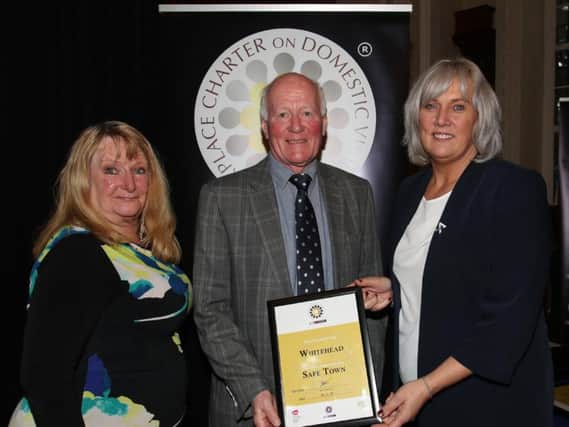 PSNI D CSI Paula Hilman presenting Whitehead's Safe Town Award to Bill Luney and Vivienne Johnson.