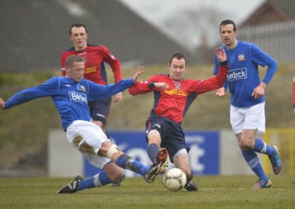 Glenavon's Kris Lindsay and Distillery's Davy McCullough in action on Saturday.