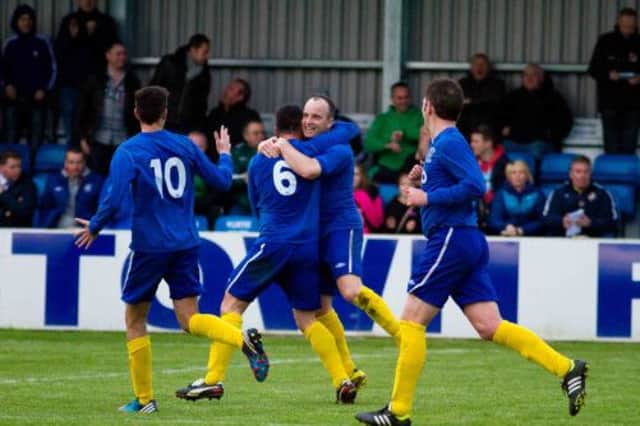 Andy Hamilton celebrates with his team mates after scoring Dollingstown's late winner. INLM21-712.