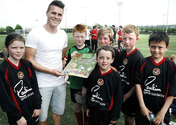 Northern Ireland International Josh Carson with one of the Carniny Youth teams at the 3G pitch in the Showgrounds during Saturday's Ballymena Mini Soccer League P5 tournament. INBT 24-8%%H