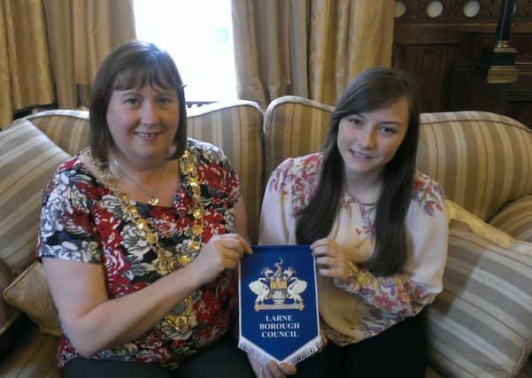 Mayor Maureen morrow provides Cadet Hannah Robinson with a gift pennant to exchange with her canadian hosts. INLT 28-625-SK