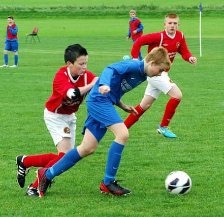 Ballinamallard U-14's make a break through the Carniny defence making a charge for the goal area. INBT 37-907H