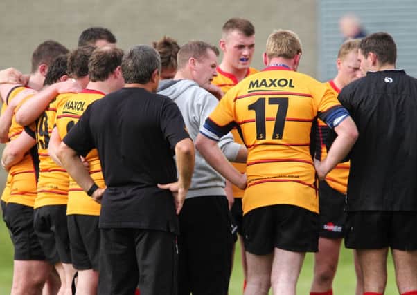 Carrick rugby coach Warren McClean talks to his players. INLT 37-432-RM