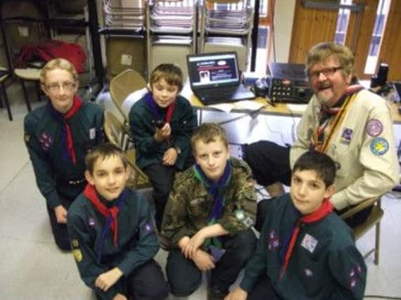 Dr Dave Hutchison (GEARS) supervises Scouts Andrew Dornan, 1st Jordanstown; Matthew McLain, Angus Hamil, Jason Apsley and David Andrew, 1st Ballyclare as they contact scouts from around the world. INNT 43-655-CON