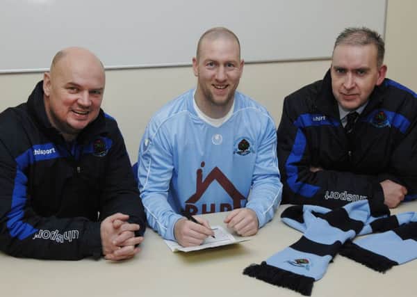 Institute's new signing Stephen O'Flynn pictured alongside manager Paul Kee (left) and Institute chairman Keith McElhinney. INLS0114-136KM