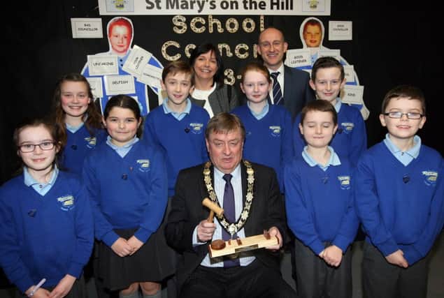 Mayor Fraser Agnew with the newly elected members of St Mary's on the Hill Primary School's school council and principal Mrs Maire Gorman and vice principal Mr Ciaran Conway. INNT 03-018-FP