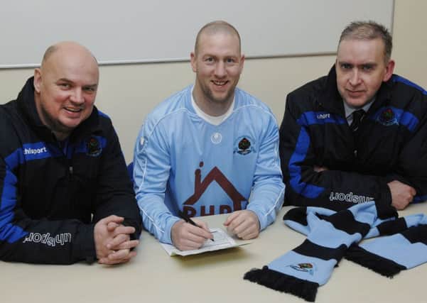 Institute's new signing Stephen O'Flynn pictured alongside manager Paul Kee (left) and Institute chairman Keith McElhinney. INLS0114-136KM