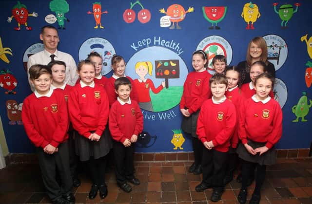 Pictured unveiling the mural are principal Brian Duff, teacher Ruth McFadden and members of the schools Eco Council. INNT 04-010-FP  Pic by Freddie Parkinson