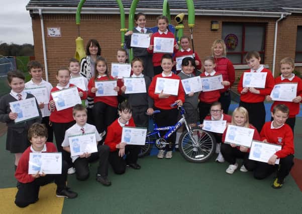 P6 pupils at Drumahoe Primary School who have completed the Sustrans Level 1 & 2 Cycling Proficiency Course. Included are Julie Bryson, teacher, and Michelle Murphy, Sustrans Biking Officer. INLS4712-150KM
