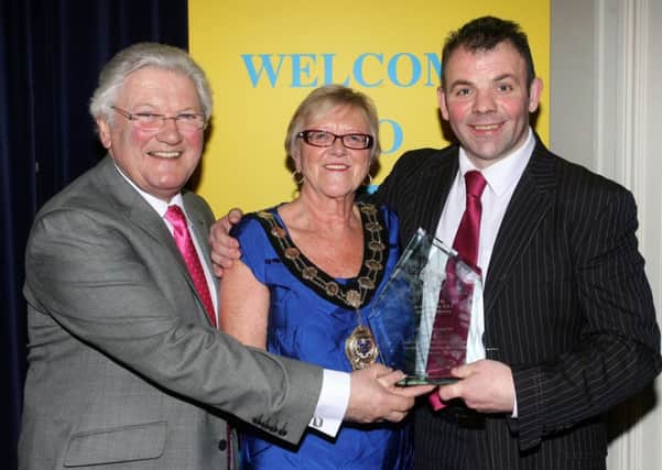 Former world boxing champion Eamonn Loughran, who was inducted into the Ballymena Sporting Hall of Fame, pictured with Mayor of Ballymena, Cllr. Audrey Wales and compere Jackie Fullerton. INBT06-226AC