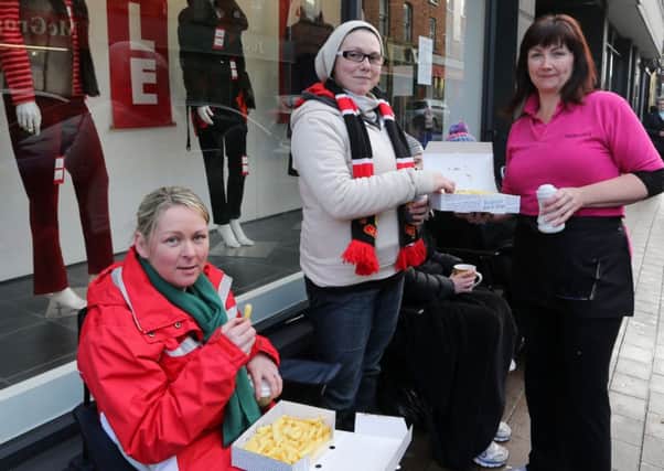 Maureen Barr feeds hungry Garth Brooks fans as they queue outside Camerons. INBT 06-108JC