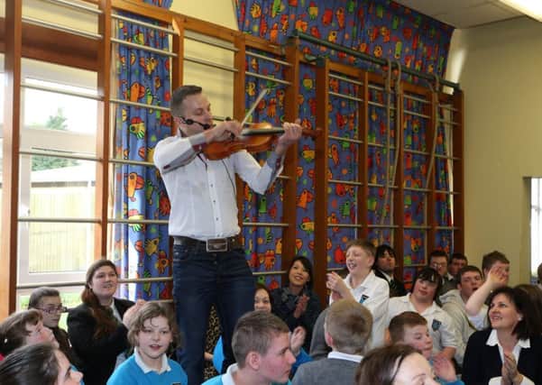 Country star Richie Remo who performed a free concert for pupils at Castle Towers School, Loughan Campus. INBT 07-102JC