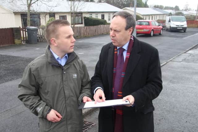 Councillor Thomas Hogg and Nigel Dodds MP discuss the need for resurfacing work during a recent visit to the Abbeyville area of Whiteabbey. INNT 15-516CON