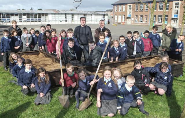 Michael McKillop from Glens of Antrim Potatoes with teachers and pupils from Glengormley Integrated Primary School and Glenann Primary School, Cushendall. INNT 16-504CON