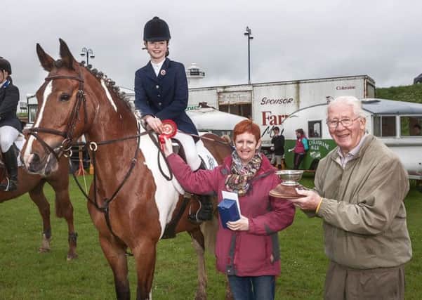 Aiofe Carr  Kaleidoscope  Jackie McCrellis (Judge) and Norrie Roulston Memorial Trophy presented by Billy Roulston MBE



0.80m  Sportsman's Final.