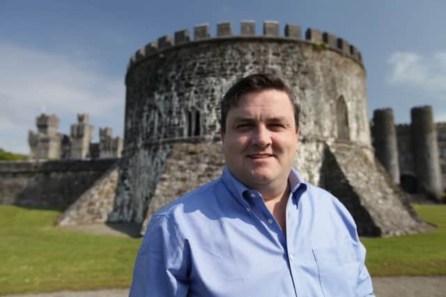Tales of Irish Castles on TV3, presenter Simon Delaney. INM25-14S
