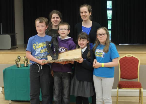 Feis na nGleann judges join the traditional music group from Gaelscoil an Chaistil with the winning trophy. INBM32-14 S