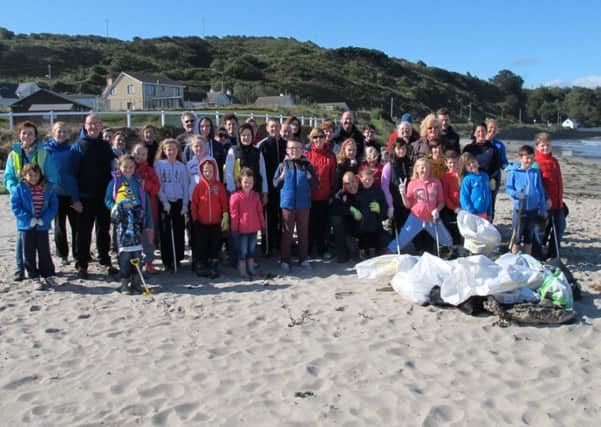 Participants in the weekend beach clean at Islandmagee.  INCT 39-744-CON