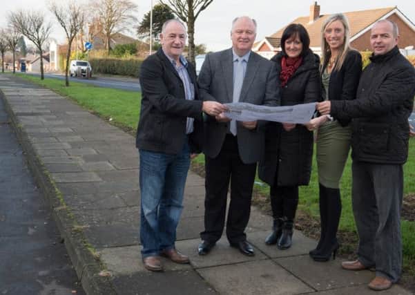 Dollingstown resident Bruce Kidd with David Simpson MP, Jackie McAlernon, NIHE Housing Officer, Alderman Carla Lockhart and Raymond McCoy, Dollingstown ulster Scots check out plans for landscaping improvements in Dollingstown. INLM4914-4106