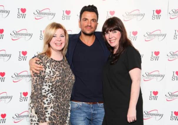 Slimming World Consultants Joanne Carter (left) and Sharon Carter (right) with singer Peter Andre. INNT-02-701-con