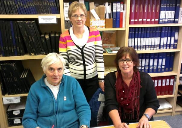 Sandra Ardis, NIFHS education and development officer, with society members Edith Tuckey (left) and Yvonne Griffiths (right). INNT 04-515CON