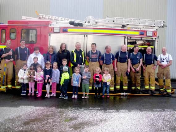 Children and leaders from th eplaygroup with firefighters. inbm19-15s