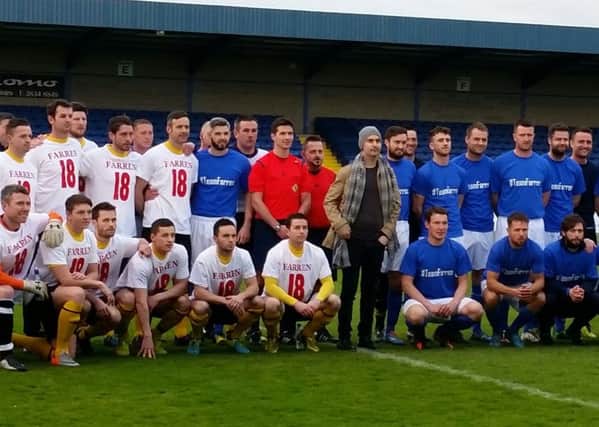Mark Farren pictured with the Derry City Select and Glenavon squads ahead of last night's friendly.