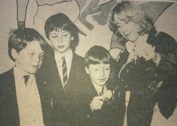Pat Irvine, appeals organiser for the Royal National Institute for the Blind, on a visit to Downshire School in June 1985. INCT 21-750-CON