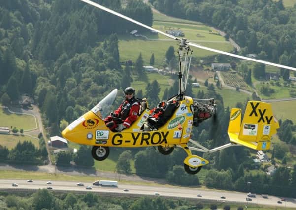 Larne man Norman Surplus pilots his gyrocopter (Roxy) over the highway near Portland, Oregon, as he begins his coast-to-coast flight across the USA.  INLT 22-685-CON