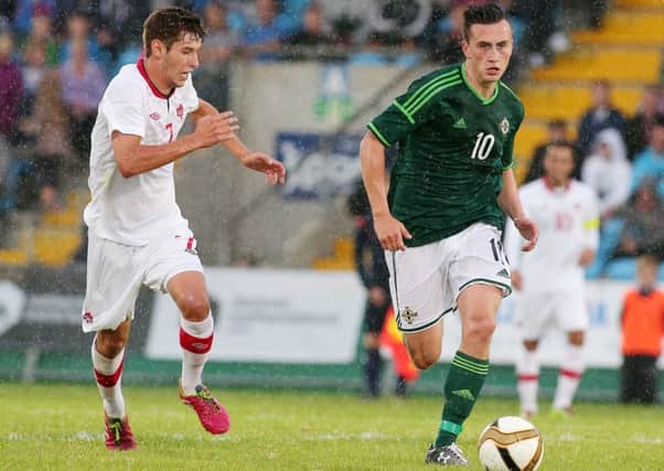 Northern Ireland U21 international Aaron McEneff has signed a 18 month deal with Derry City.