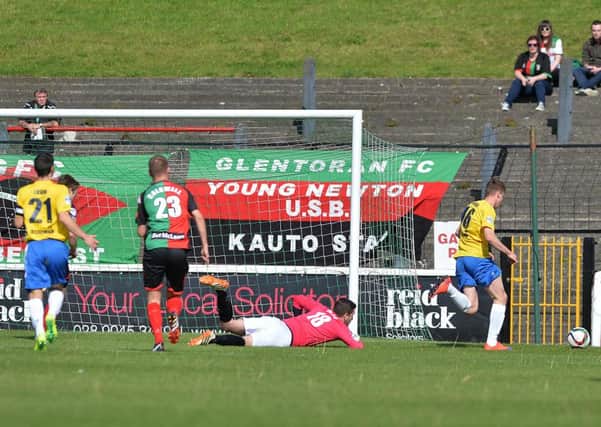 PACEMAKER BELFAST  05/09/2015
Glentoran v Ballymena Danske Bank Premiership
Glentoran's Aaron Hogg and Ballymena's Matthew Tipton pictured in action during todays game at the Oval in Belfast.
Picture By: Arthur Allison/Pacemaker Press
