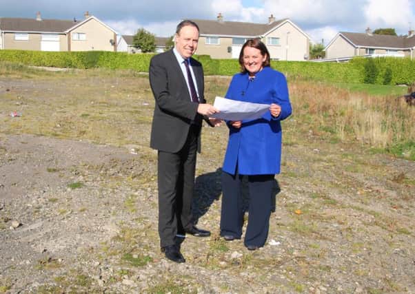 Nigel Dodds MP and Paula Bradley MLA checking out the plans for new social housing at Inniscarn Drive, Rathcoole. INNT 43-518CON