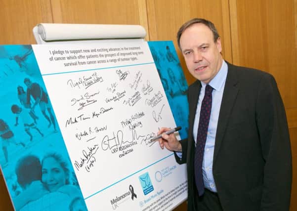 Nigel Dodds MP signs the cancer pledge. INNT 46-500CON