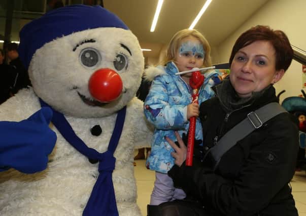 Veroinca and her mum Johanna with Frosty the Snowman at the Ballymena Christmas Lights switch-on. INBT 47-114JC