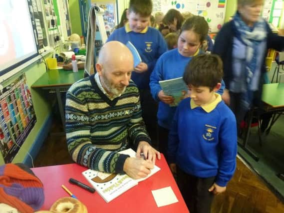 Sunnylands pupils queue to get their books signed by Nick Sharratt. INCT 49-708-CON
