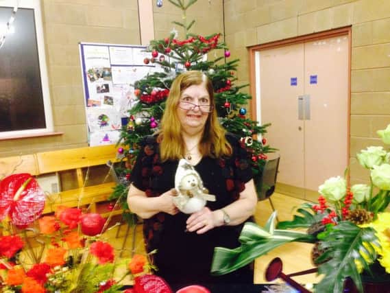 Floral artist Elma McDowell  at Carrickfergus Garden Society's December meeting. INCT 50-703-CON