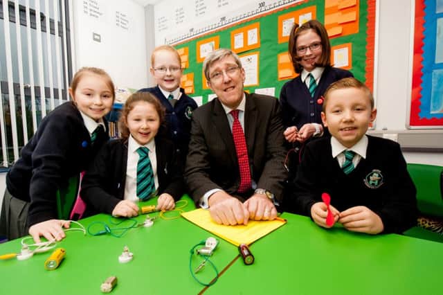 Education Minister John O'Dowd joins primary five pupils in their new classroom at Acorn Integrated Primary School. Photography by Andrew Towe, Parkway Photography. INCT 04-701-CON