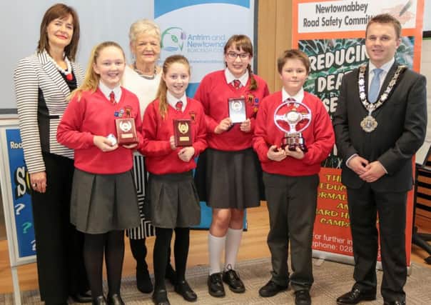 Nichola Pearce from Cornmarket Insurance, sponsors of the winner's trophy, with Pat Martin, Mayor Thomas Hogg and the winning team from Ballyclare Primary School. INNT 04-506-SO
