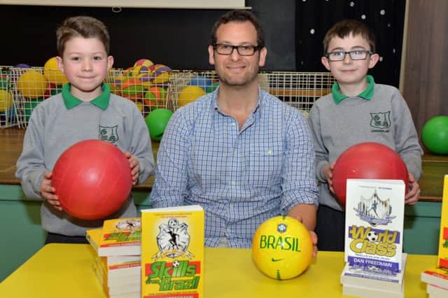 Author Dan Freedman with pupils Ben and Jack. INNT 08-010-PSB