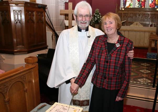 Rev Paul Redfern and his wife Betty cutting their retirement cake. 
INNT 13-599CON