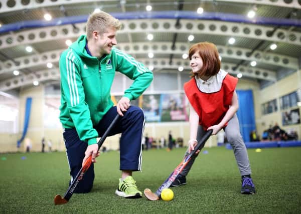 Ulster University student and Irish hockey squad member Neal Glassey with Whiteabbey Primary School pupil Amber (7). INLT 18-904-CON