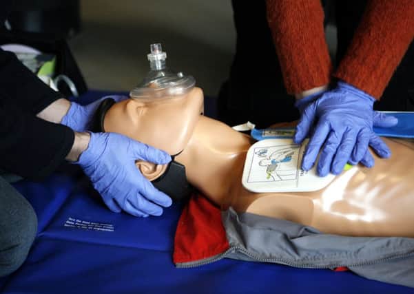 Training in the use of a defibrillator. Archive picture. INLT-19-707-con