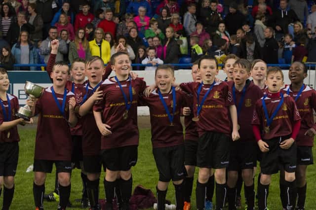 Millburn PS celebrate with the Doherty Cup Following their win on Tuesday Night at The Showgrounds INCR20-16 014 BW