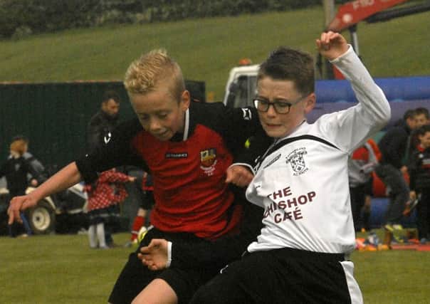 A full on encounter by a Banbridge Junior FC Under-9 player and his Rathfriland Junior Fc Under-9 counterpart.  Â© Photo: Gary Gardiner.  IN BL WK 2415-520.