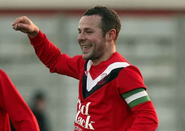 Former Ballyclare Comrades captain Ricky Higgins has signed for Amateur League side Islandmagee.