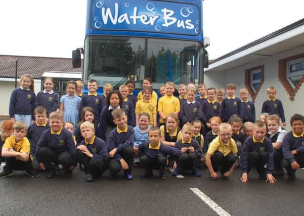 Abbots Cross Primary School pupils with NI Water's Waterbus.  INNT 24-520CON