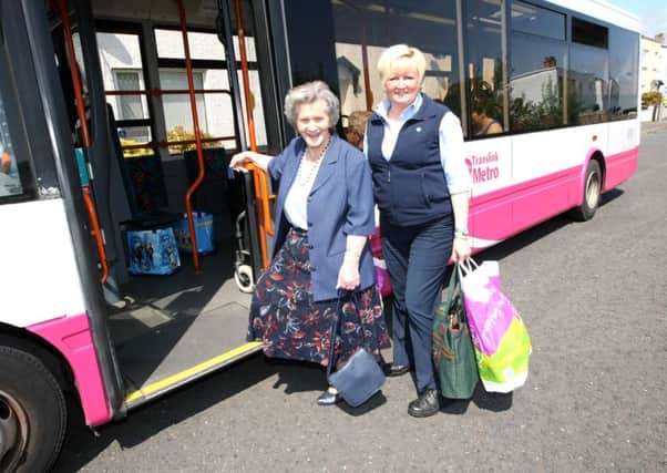 Bus driver Cindy Dawson gives Fernagh pensioner Betty Hutchinson a helping hand with her bags. INNT 26-512CON